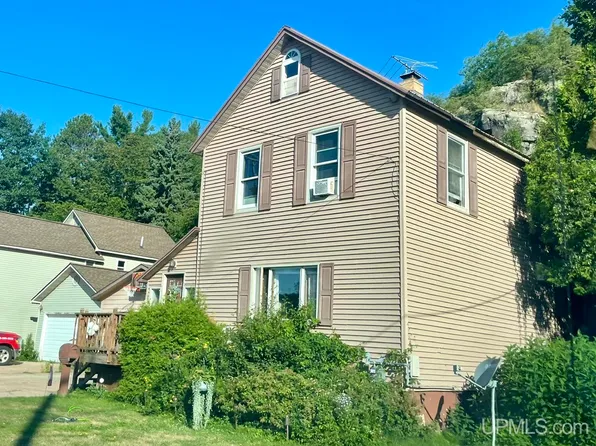 137 Cliff St, Ishpeming, MI 49849