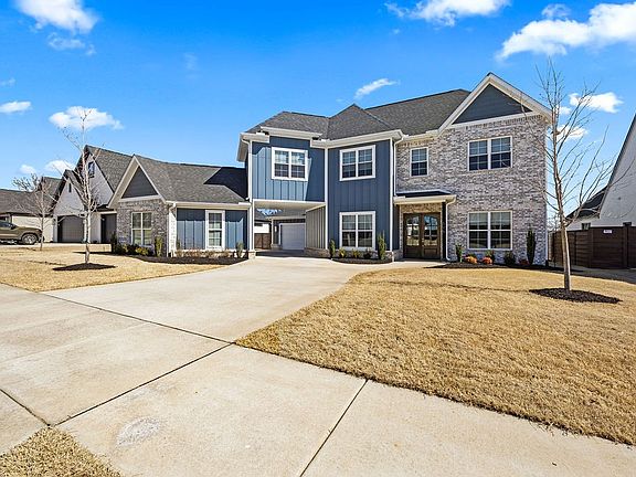 2nd image of 505 SW Autumn Hills Rd
