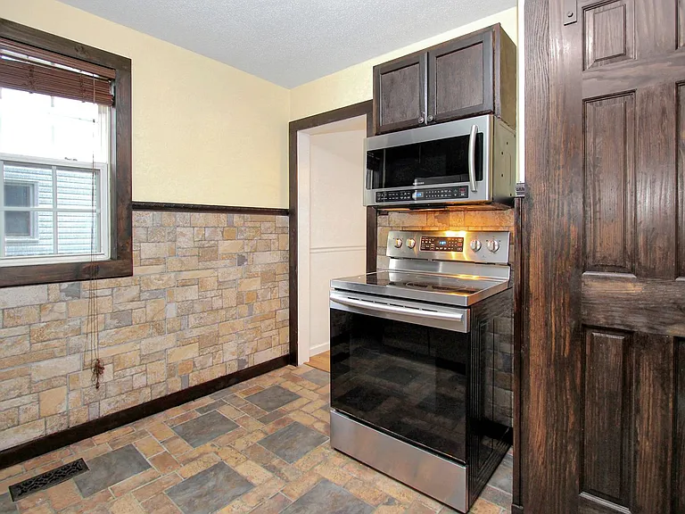 414 Wakefield Ave — Photo 9