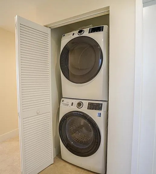 1091 Galiano St #502 — Photo 15