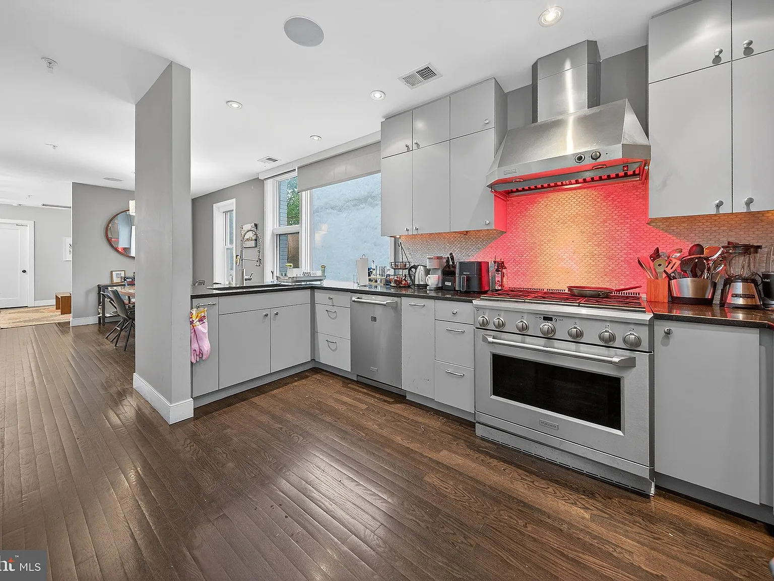 1 bed, 1.0 bath, 311 sqft, $1,925 — Photo 2