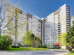 3590 Kaneff Cres #2013, Mississauga, ON L5A 3X3
