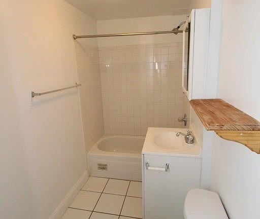 5th image of 635 W Barry Ave APT Garden