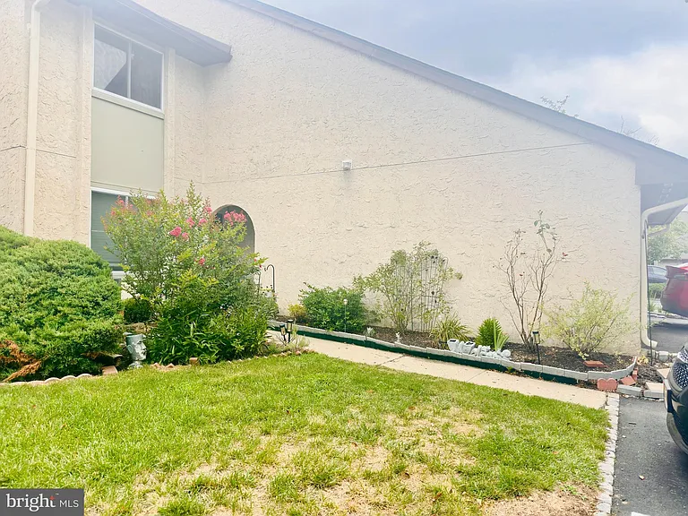 163 Thoreau Dr — Photo 4