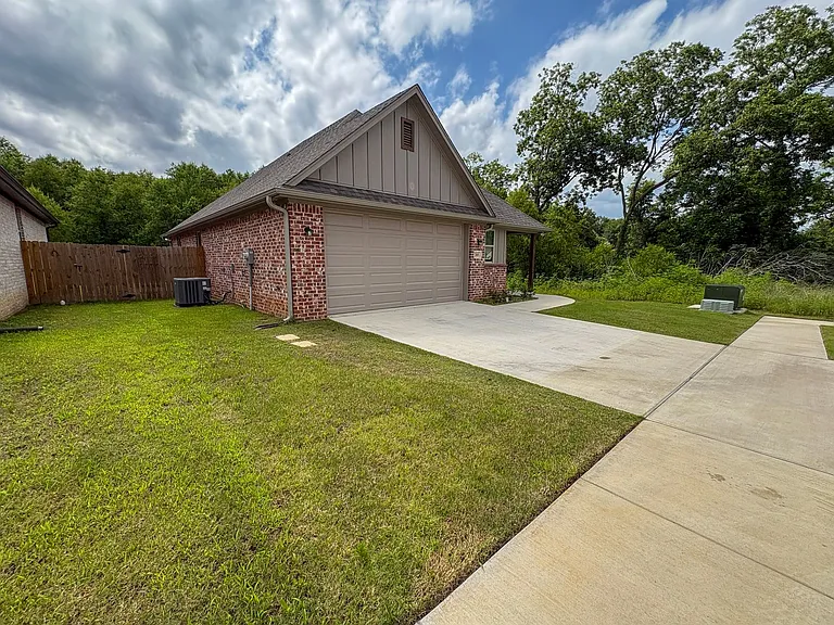 205 Lindsey Ln — Photo 2