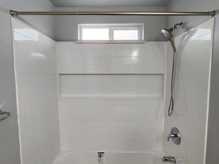 819 E 2nd St #1 — Photo 16