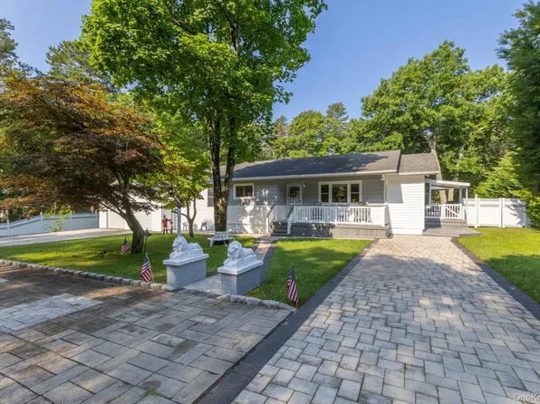 276 Parkway Drive, Calverton, NY 11933