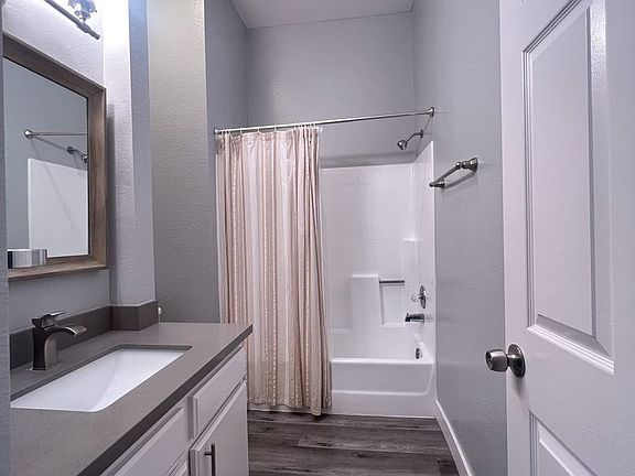 2nd image of 22423 Del Valle St #102