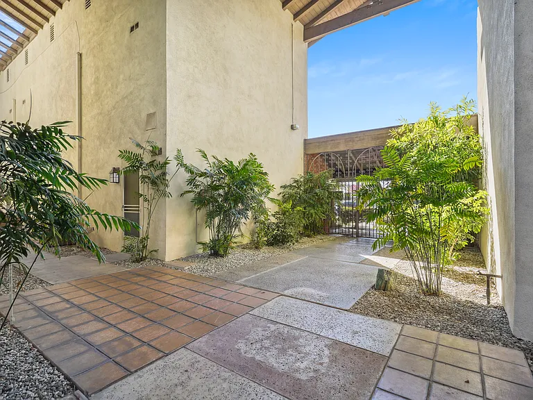 Sierra West Apartments — Photo 6