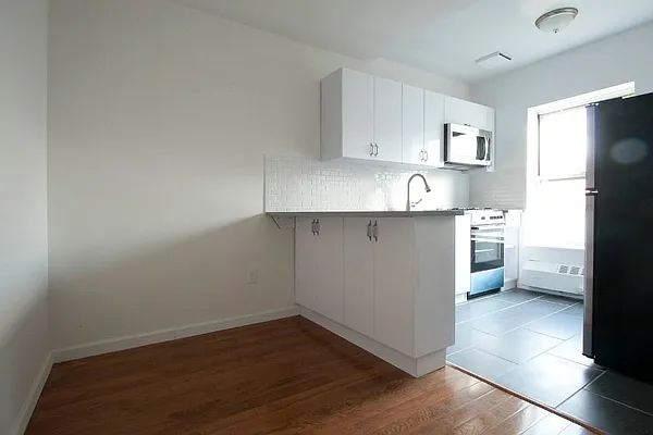 Rented by Wave Real Estate Group | media 10