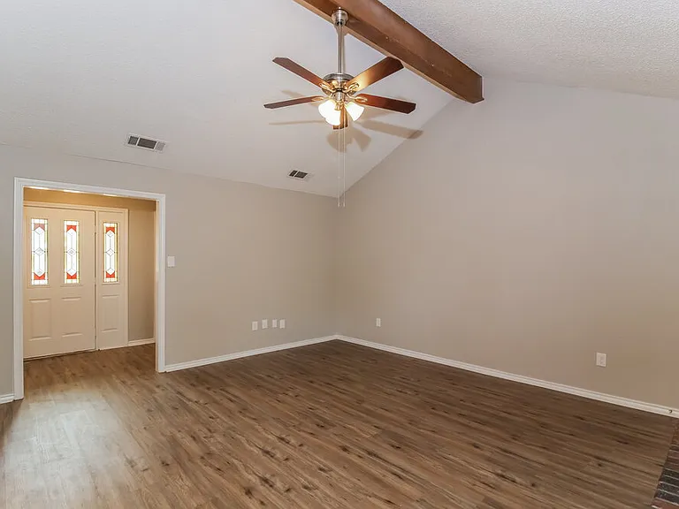 217 Tanglewood St — Photo 3