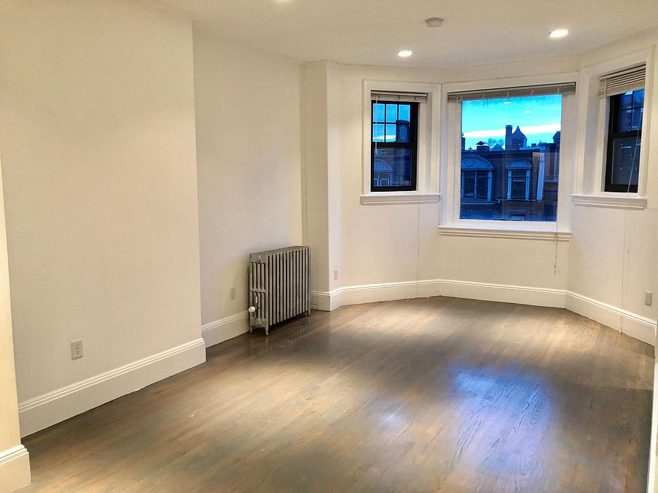 2nd image of 270 Newbury St #7N