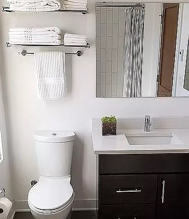 5th image of 2030 W Churchill St APT 1F