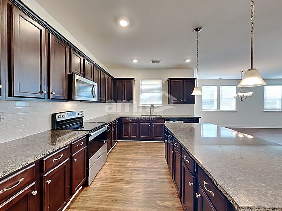 3rd image of 306 Vaughan Pl