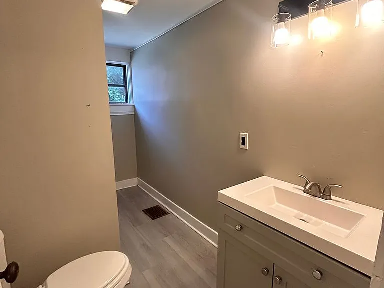 605 Gill Ave — Photo 12