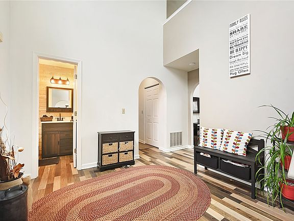 3rd image of 110 Stratford Ct