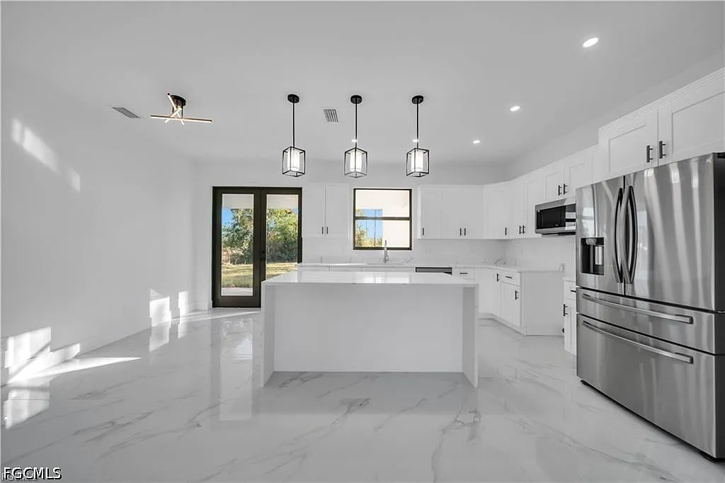 3 bed, 3.0 bath, 1650 sqft, $2,300 — Photo 4