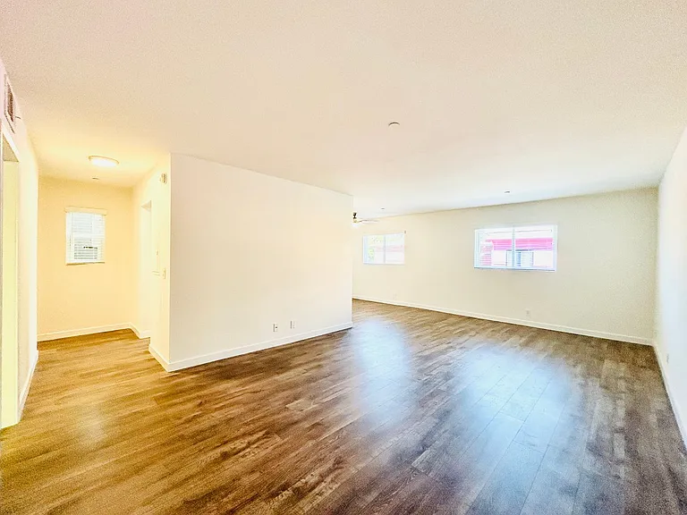 2504 Pacific Ave — Photo 2