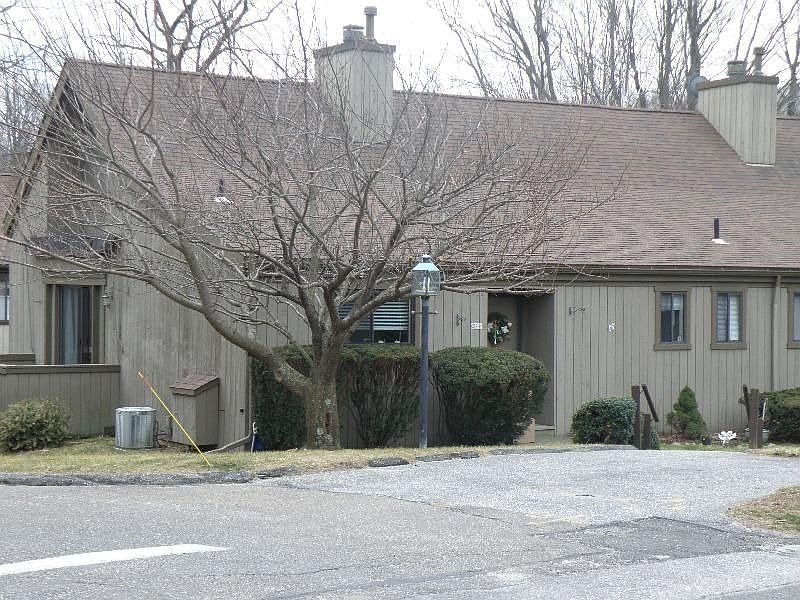 2nd image of 319 Navajo Ln #B
