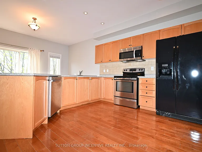 28 Silvercreek Cres #UPPER — Photo 5