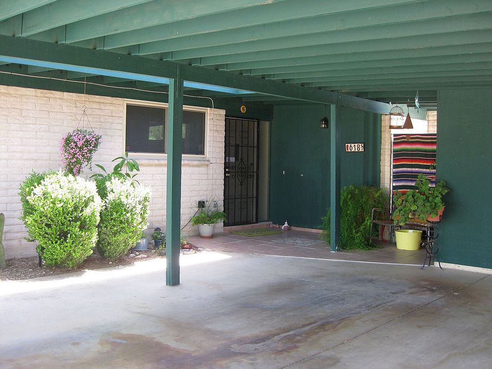 Covered front patio with tilework and mosaic.