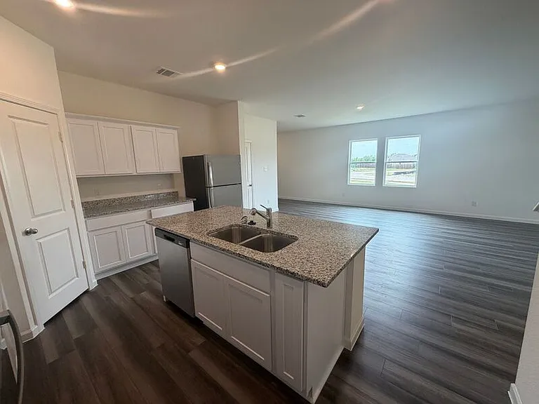 2210 Meadow Park Dr — Photo 9