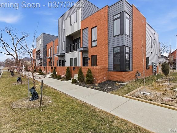 4th image of 2744 Harrison St