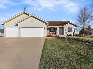 1211 Tara Dr, Sun Prairie, WI 53590