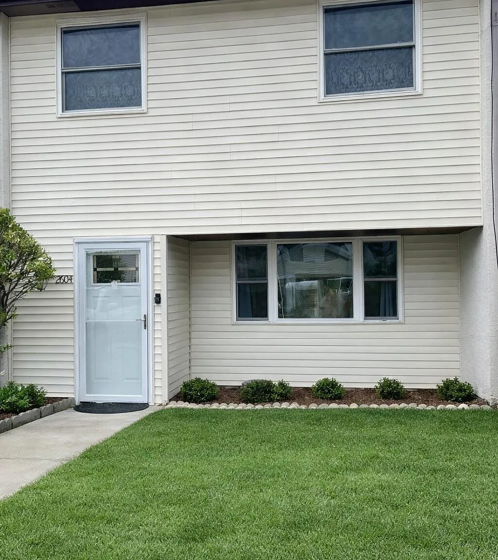 3 bed, 1.5 bath, 1628 sqft, $2,580 — Photo 1