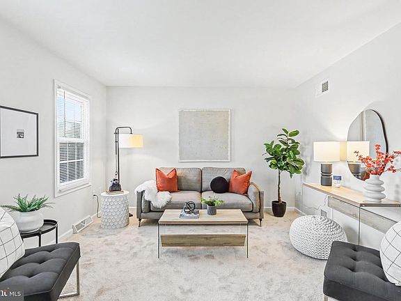 4th image of 245 Robin Hill Cir