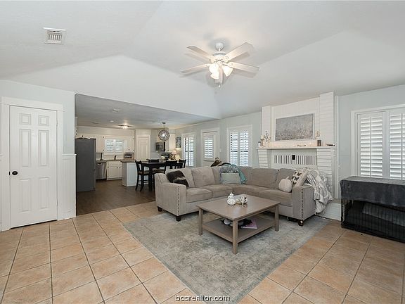 4th image of 1011 Hardwood Ln