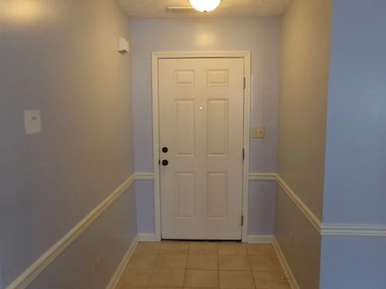 1016 Locust Ct — Photo 3