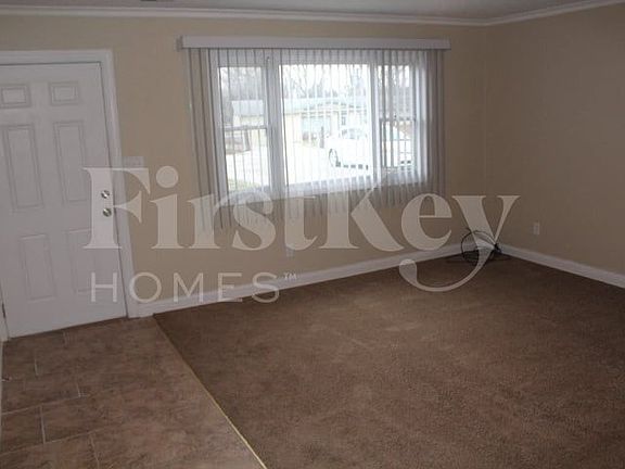 4th image of 9440 Port Royal Dr