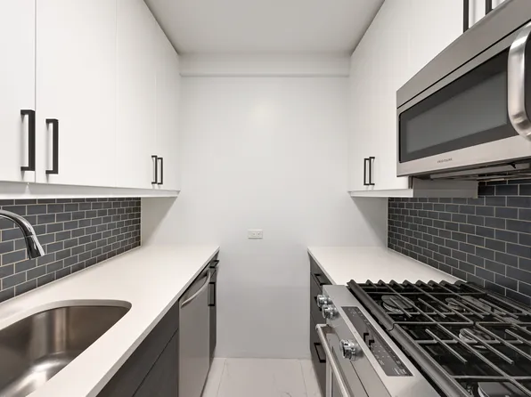 315 West 57th Street image 3 of 26