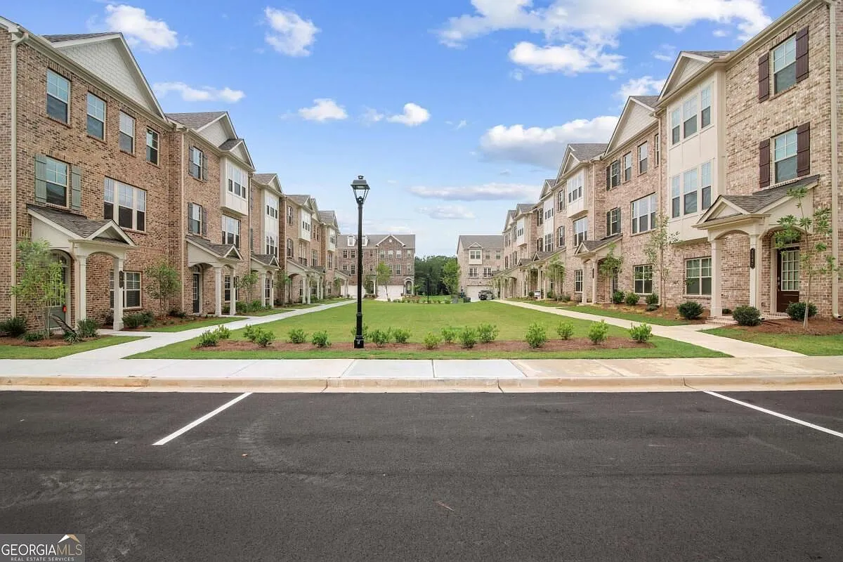 4 bed, 3.5 bath, 2430 sqft, $3,195 — Photo 2
