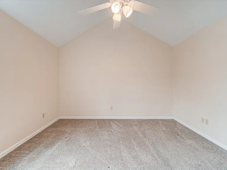 4 Villa Pkwy #4B — Photo 9