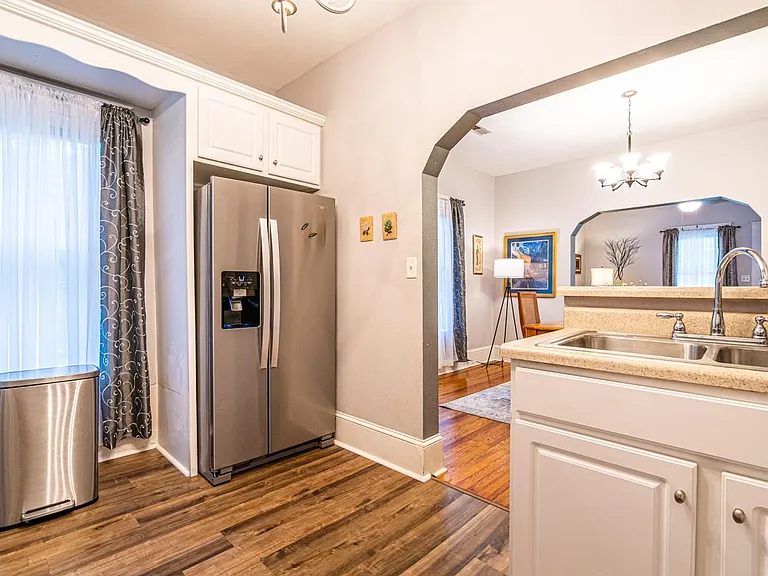 648 Moulton St E — Photo 14