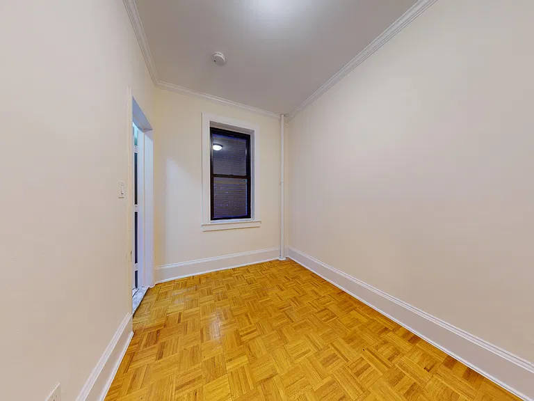 243 E 38th St #3D — Photo 4