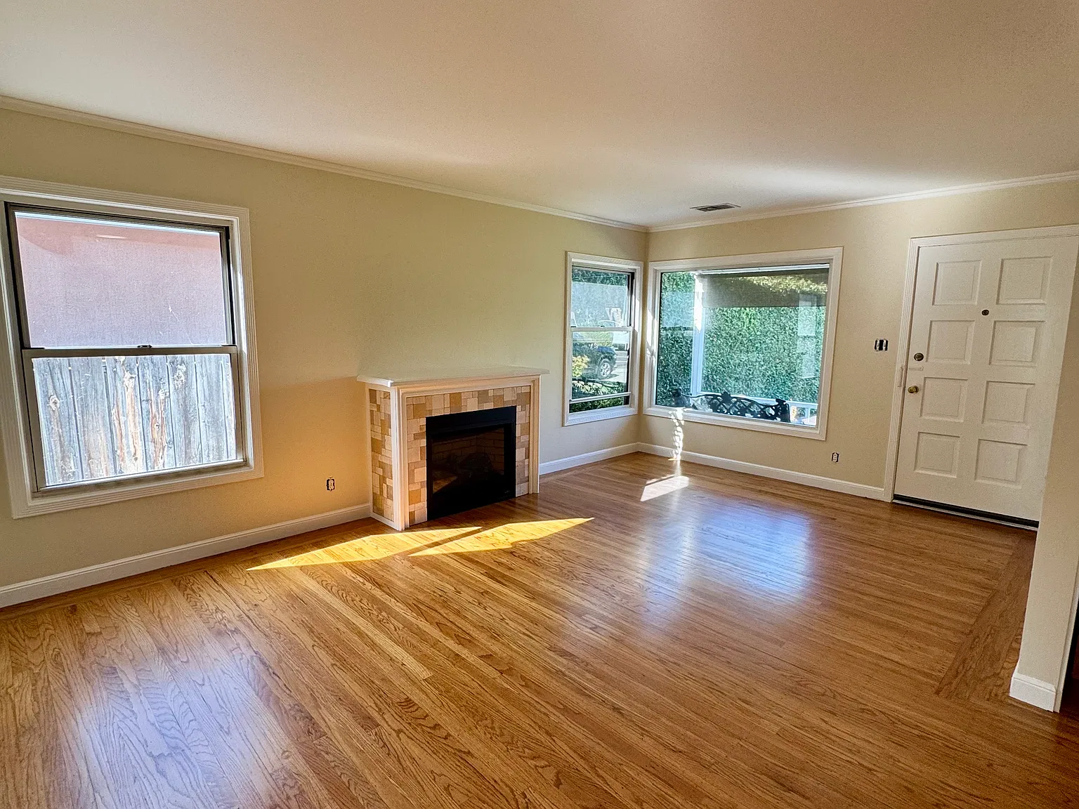 3 bed, 1.5 bath, 1110 sqft, $4,950 — Photo 2