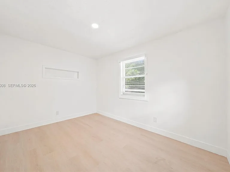 121 NE 56th St #3 — Photo 8