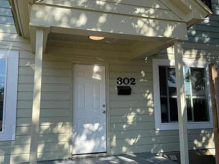 302 NW 12th St — Photo 3
