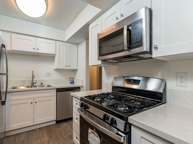 Sierra Canyon Apartments — Photo 8