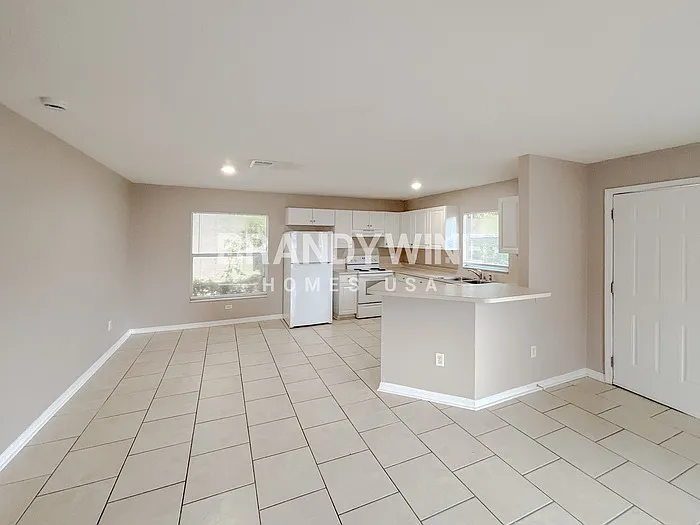 3 bed, 2.0 bath, 1228 sqft, $2,368 — Photo 4