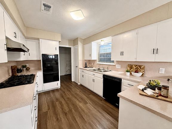 5th image of 1000 Hollybluff St