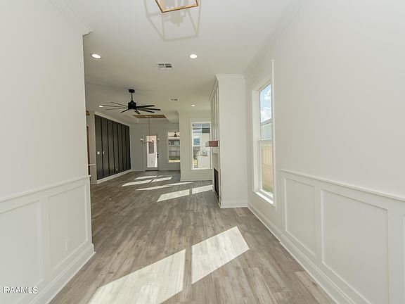 3rd image of 124 Lakes Edge Dr