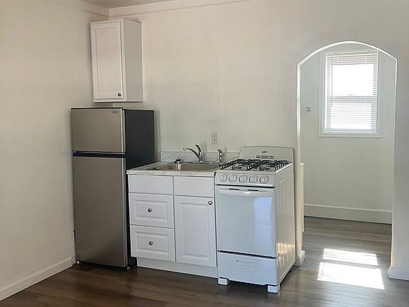 Efficiency Kitchen w/Gas Range