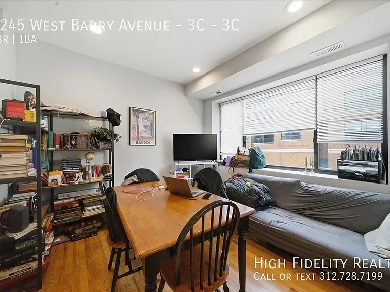 2245 W Barry Ave #3C — Photo 2