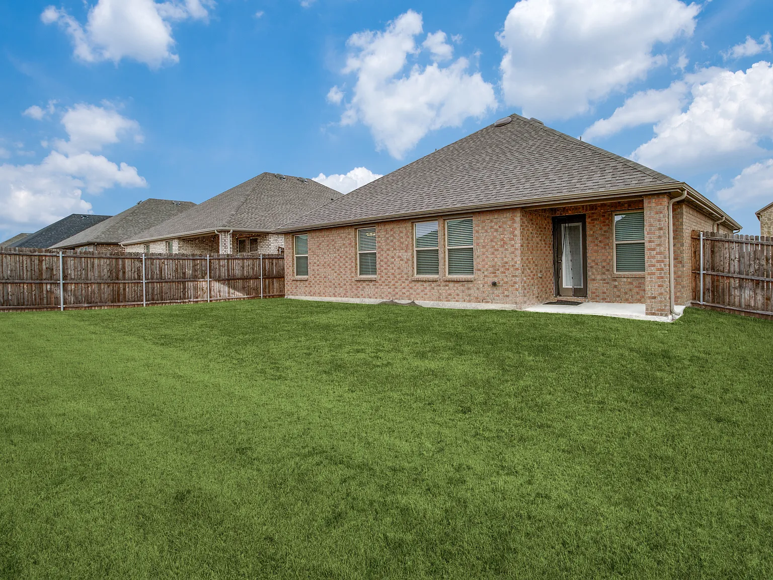 Open-Concept Comfort: 4BR Home with Upgraded Kitchen — Photo 4