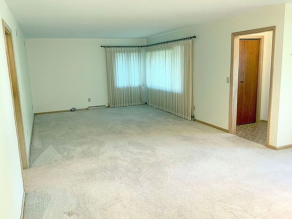 Spacious living/dining area