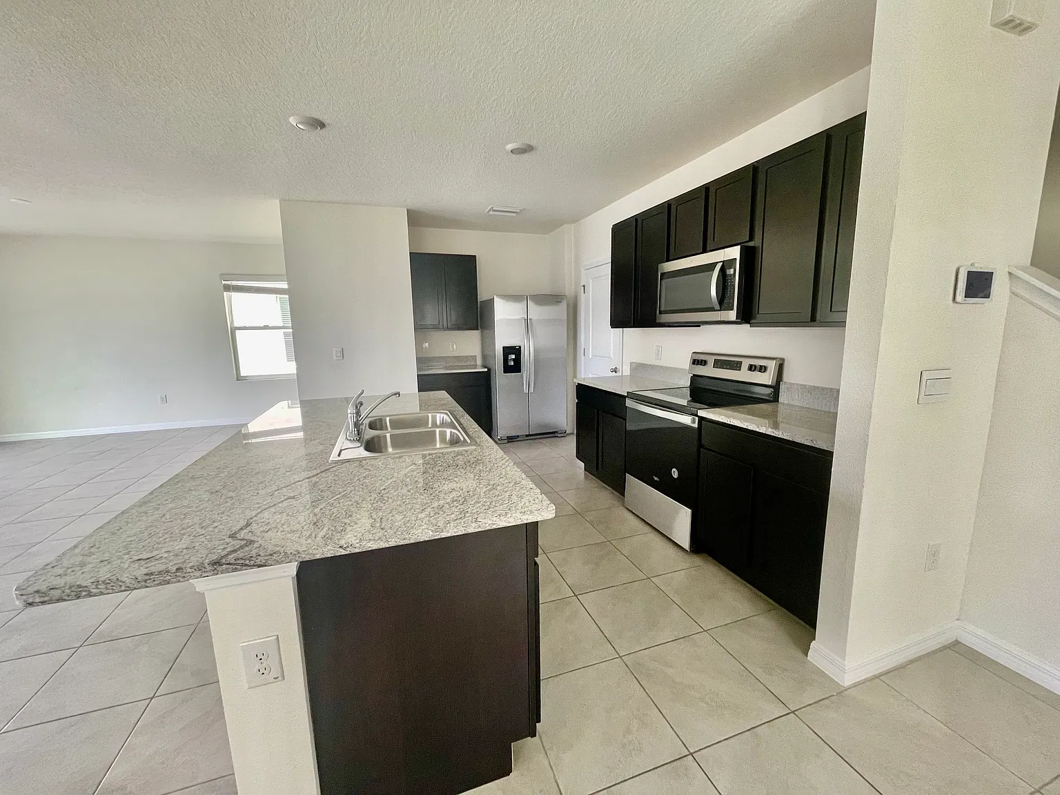4 bed, 2.5 bath, 2260 sqft, $2,900 — Photo 4